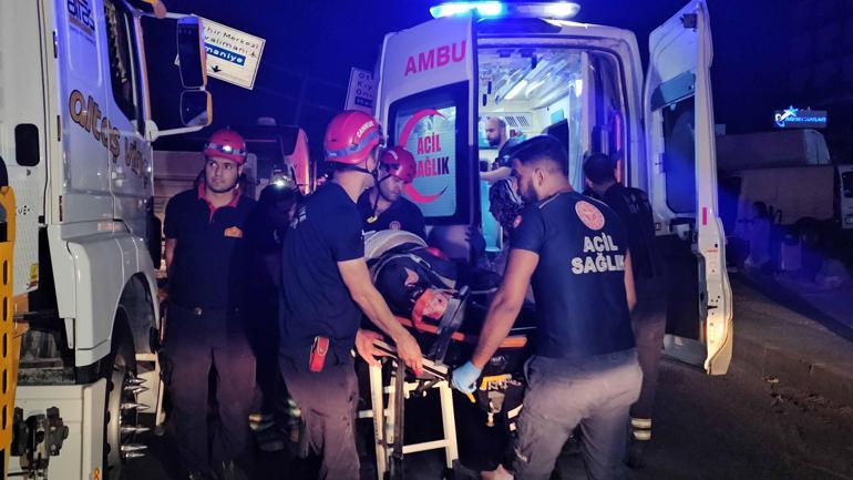 Yolcu otobüsü yön tabelasının direğine çarptı: 11 yaralı