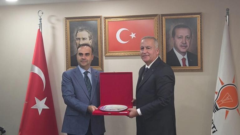 Bakan Kacır: O liderin yanında olmaktan büyük bir şeref duyuyoruz