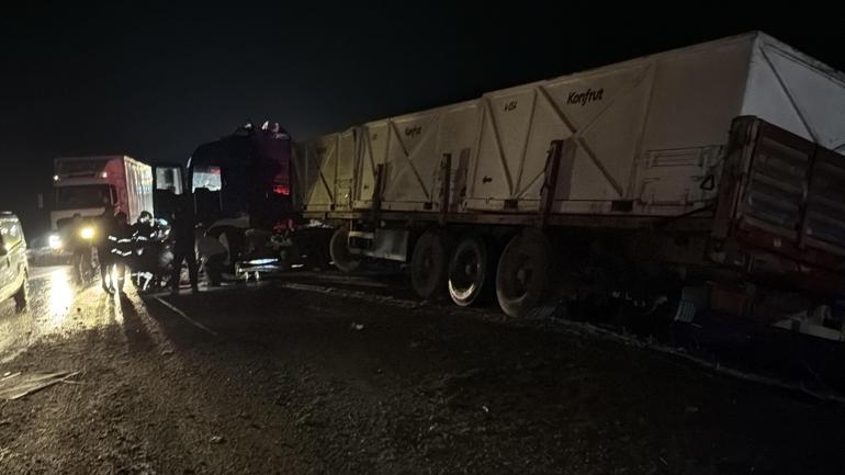 Kütahya’da bariyerleri aşan TIR karşı yöne geçip kaza yaptı: 1 yaralı