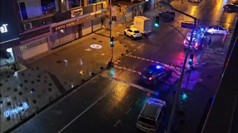 Arnavutköyde hafif ticari araç ile motosikletin çarpıştığı kaza kamerada: 2 yaralı