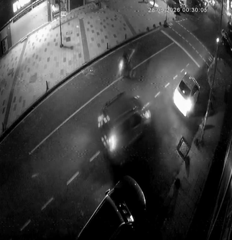 Arnavutköyde hafif ticari araç ile motosikletin çarpıştığı kaza kamerada: 2 yaralı