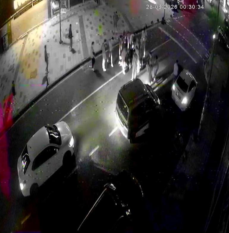 Arnavutköyde hafif ticari araç ile motosikletin çarpıştığı kaza kamerada: 2 yaralı