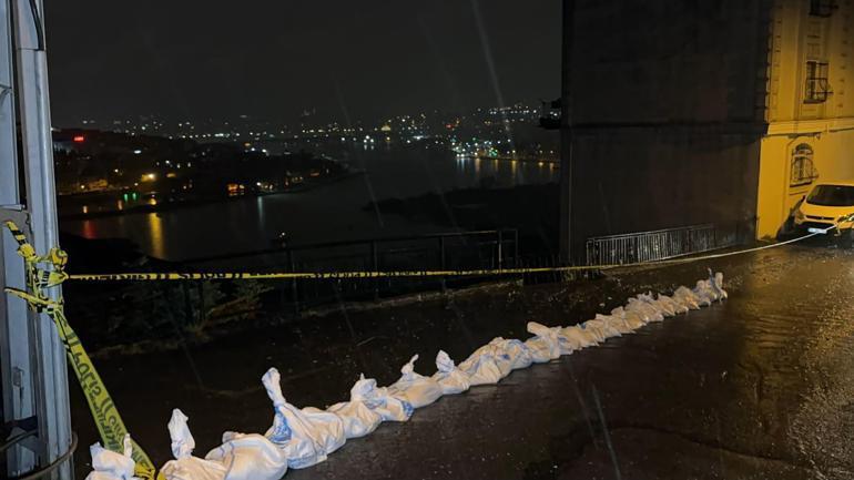 Eyüpsultanda yağış sonrası toprak kayması; binadaki 25 kişi tahliye edildi