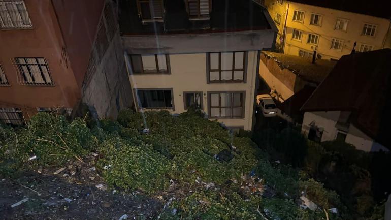 Eyüpsultanda yağış sonrası toprak kayması; binadaki 25 kişi tahliye edildi