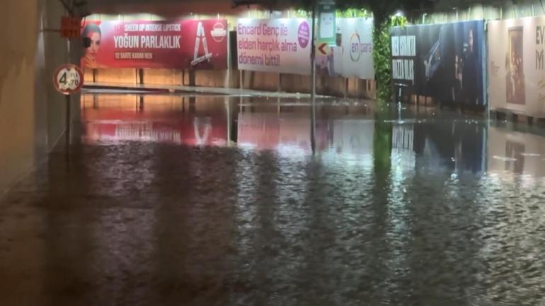 İstanbulda alt geçidi su bastı; araçlar çöken yolda kaldı