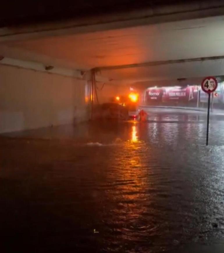 İstanbulda alt geçidi su bastı; araçlar çöken yolda kaldı