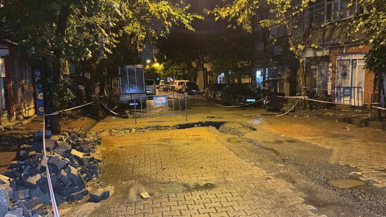 İstanbulda alt geçidi su bastı; araçlar çöken yolda kaldı