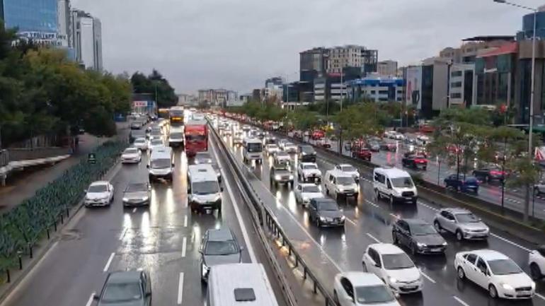 İstanbulda haftanın ilk iş günü trafik yoğunluğu oluştu