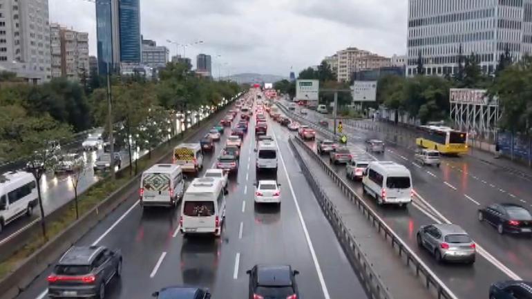 İstanbulda haftanın ilk iş günü trafik yoğunluğu oluştu