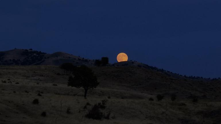 Tunceli’de dağlar arasındaki dolunay dronla görüntülendi