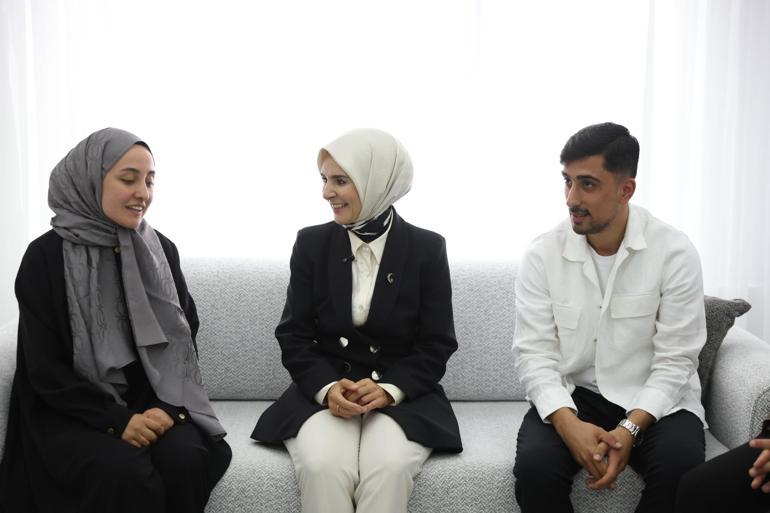 Bakan Göktaş, evlilik kredisinden yararlanan yeni evli çiftin ilk misafiri oldu
