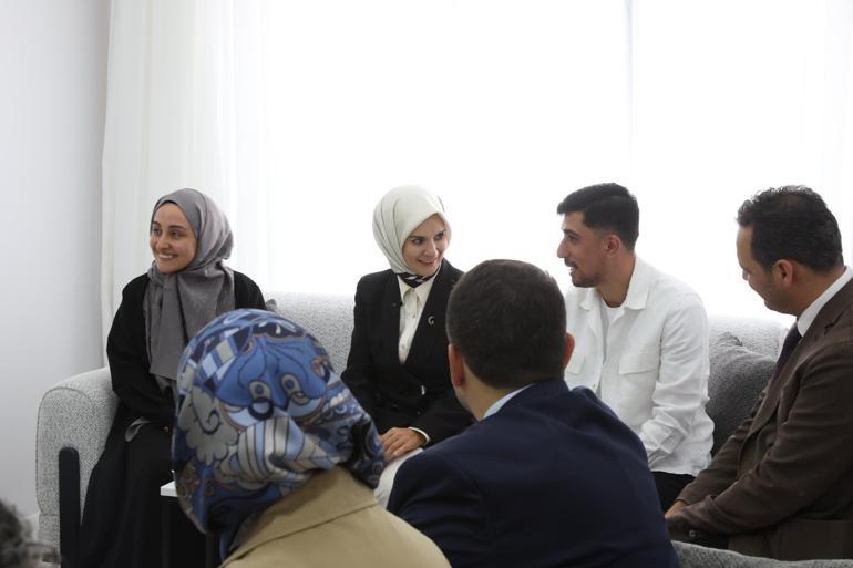 Bakan Göktaş, evlilik kredisinden yararlanan yeni evli çiftin ilk misafiri oldu