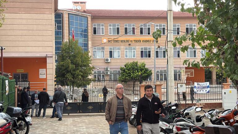 Manisa’daki okulda öğrenciler yeniden dersbaşı yaptı