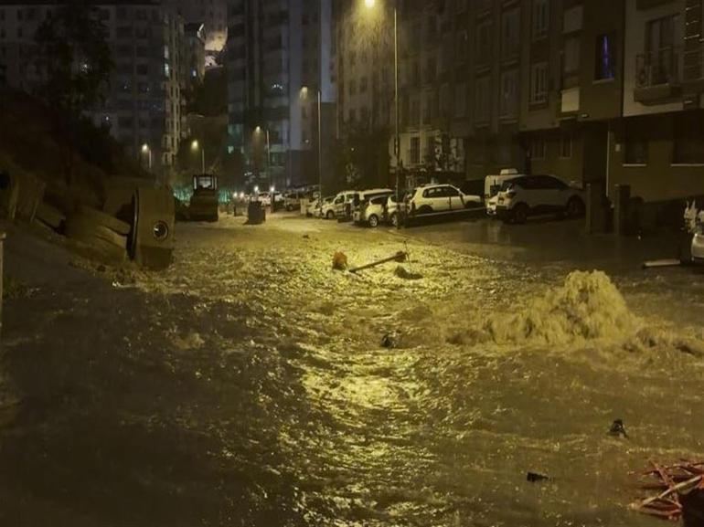 Ankarada sağanak sonrası rögar taştı; binaların giriş ve bodrum katlarını su bastı
