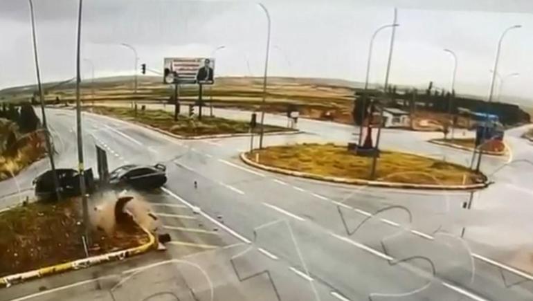 Kütahyada iki otomobilin çarpıştığı kaza kamerada; 2 ölü, 8 yaralı