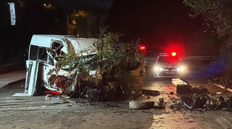 Minibüs trafik tabelası, elektrik direği ve ağaca çarptı: 6 yaralı