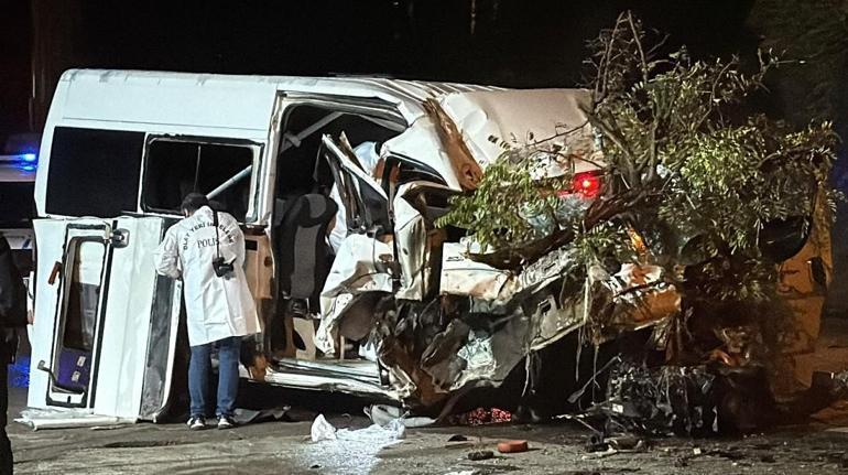 Minibüs trafik tabelası, elektrik direği ve ağaca çarptı: 6 yaralı