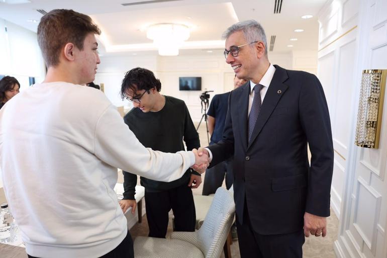 Bakan Memişoğlu, tıp fakültelerine derece ile giren öğrencilerle buluştu