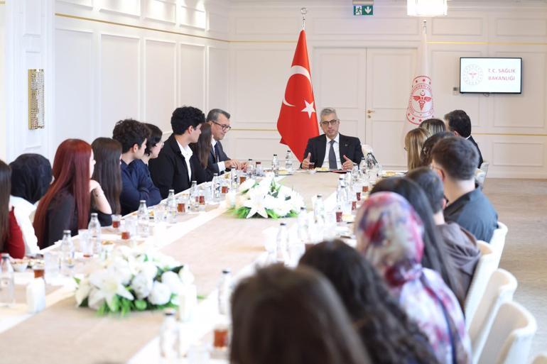 Bakan Memişoğlu, tıp fakültelerine derece ile giren öğrencilerle buluştu