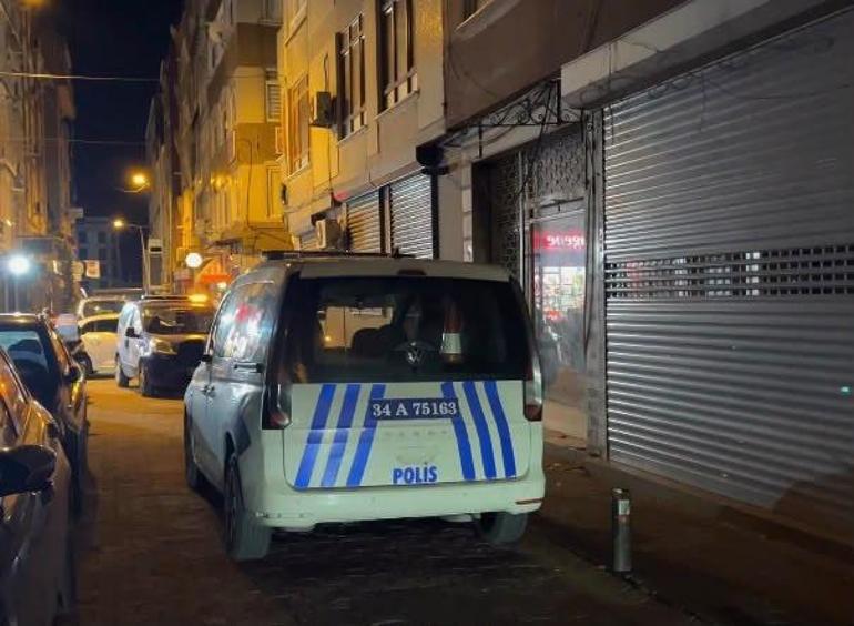 Bakırköyde 2 katlı metruk binanın çökmesi kamerada