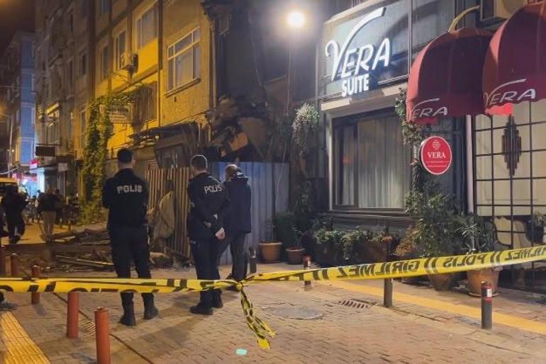 Bakırköyde 2 katlı metruk binanın çökmesi kamerada