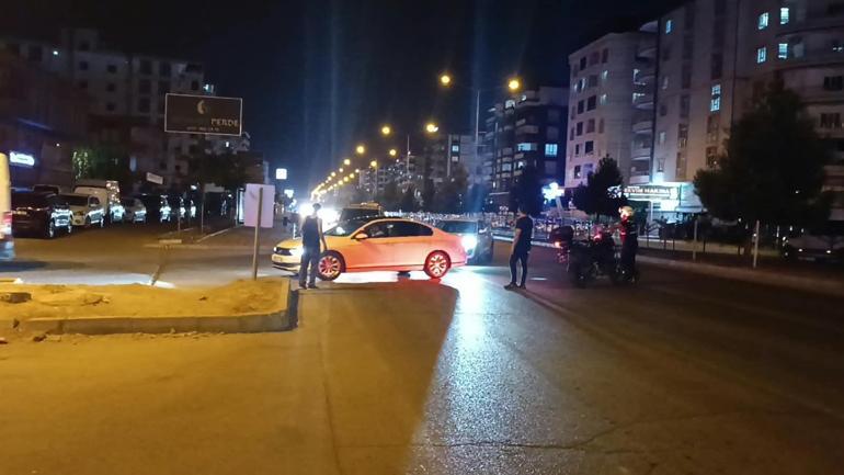 Batman’da otomobilin çarptığı 2 kişi yaralandı; mahalleli yolu trafiğe kapattı