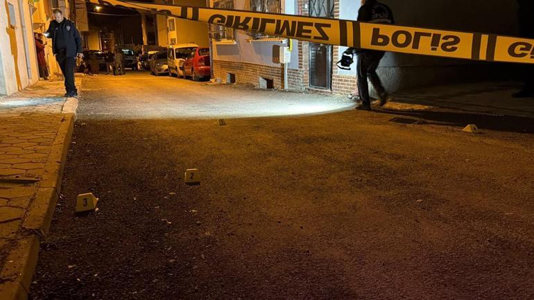Husumetlisini evinin önünde pusu kurup silahla yaraladı