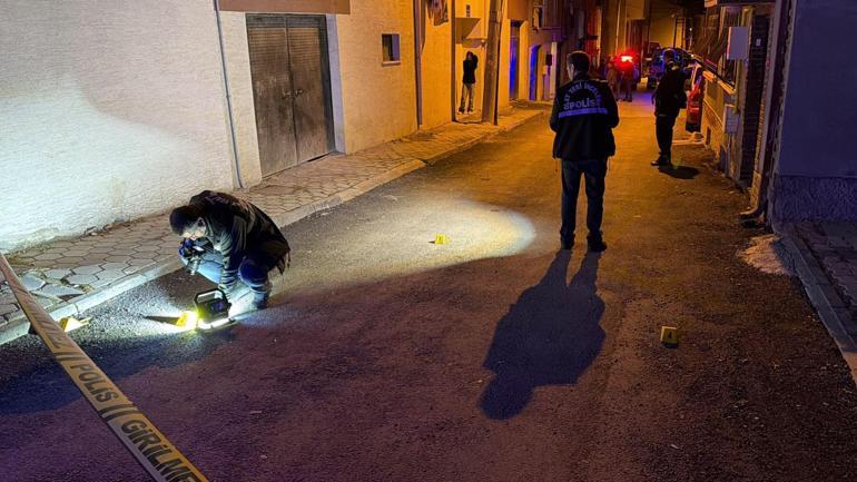 Husumetlisini evinin önünde pusu kurup silahla yaraladı