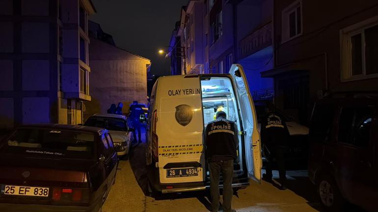 Husumetlisini evinin önünde pusu kurup silahla yaraladı
