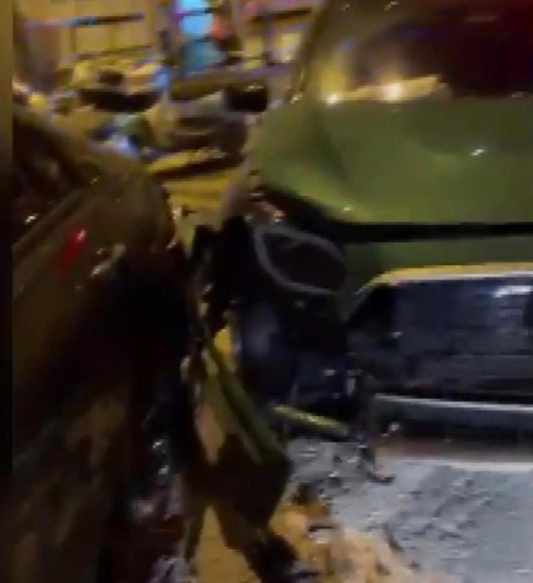 Şişli’de dur ihtarına uymayan alkollü sürücü park halindeki araçlara çarptı
