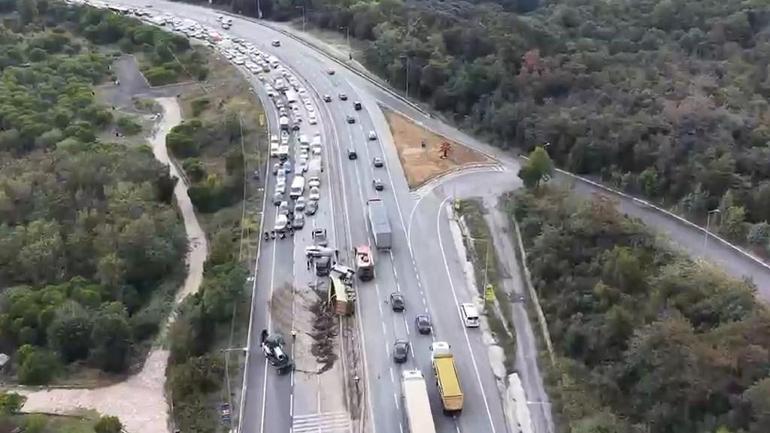 Arnavutköy’de devrilen hafriyat kamyonu iki bariyer arasında sıkıştı; şoförün yaralandığı kaza kamerada
