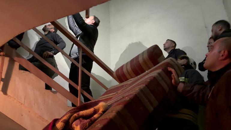 Hapis cezasıyla aranan firari çatıya kaçtı, itfaiye çekyatla önlem aldı