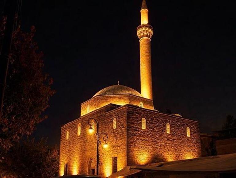 Bakan Ersoy: Diyarbakır ve Bingöl’deki 6 cami 2 Ekimde yeniden ibadete açılacak