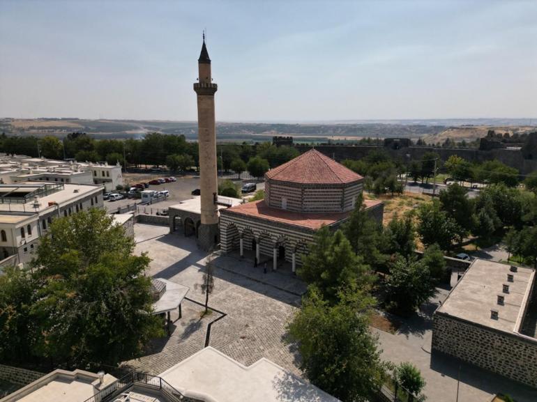 Bakan Ersoy: Diyarbakır ve Bingöl’deki 6 cami 2 Ekimde yeniden ibadete açılacak