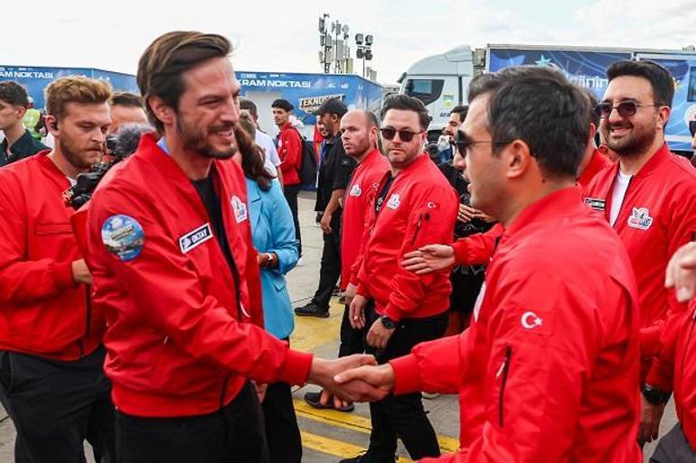 Selçuk Bayraktar, Demirören Medya standını ziyaret etti