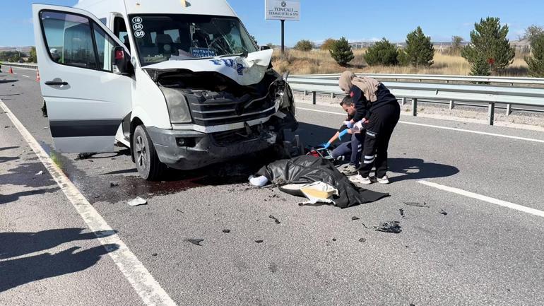 Minibüs, ters yönde emniyet şeridinde ilerleyen motosikletle çarpıştı; 1 ölü