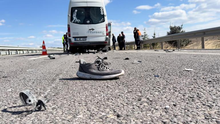 Minibüs, ters yönde emniyet şeridinde ilerleyen motosikletle çarpıştı; 1 ölü