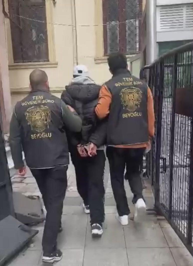 İstiklal Caddesinde cep telefonu çalan şüpheli suçüstü yakalandı; kapkaç kamerada