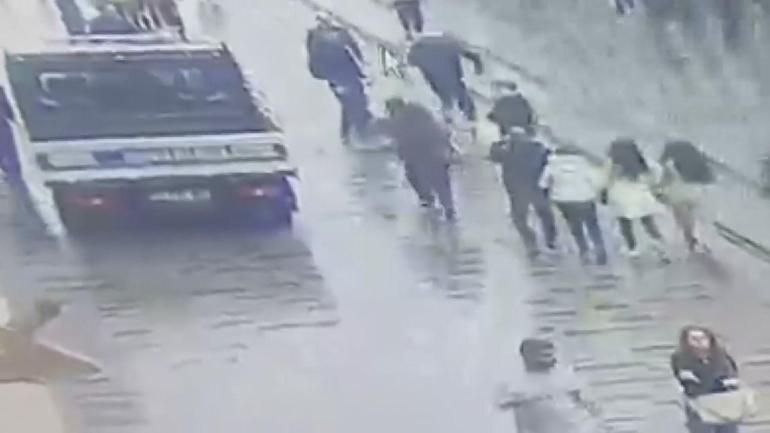 İstiklal Caddesinde cep telefonu çalan şüpheli suçüstü yakalandı; kapkaç kamerada