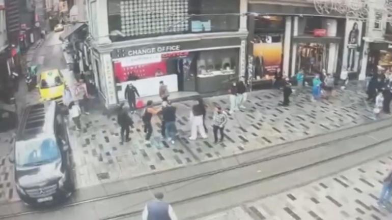İstiklal Caddesinde cep telefonu çalan şüpheli suçüstü yakalandı; kapkaç kamerada