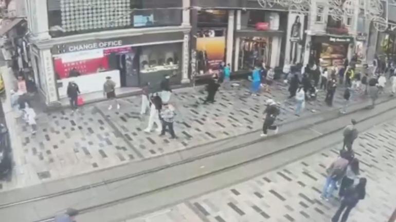 İstiklal Caddesinde cep telefonu çalan şüpheli suçüstü yakalandı; kapkaç kamerada
