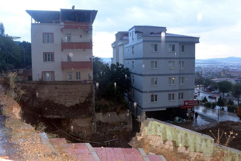 Kahramanmaraş’ta temel kazısında toprak kaydı, 2 bina boşaltıldı