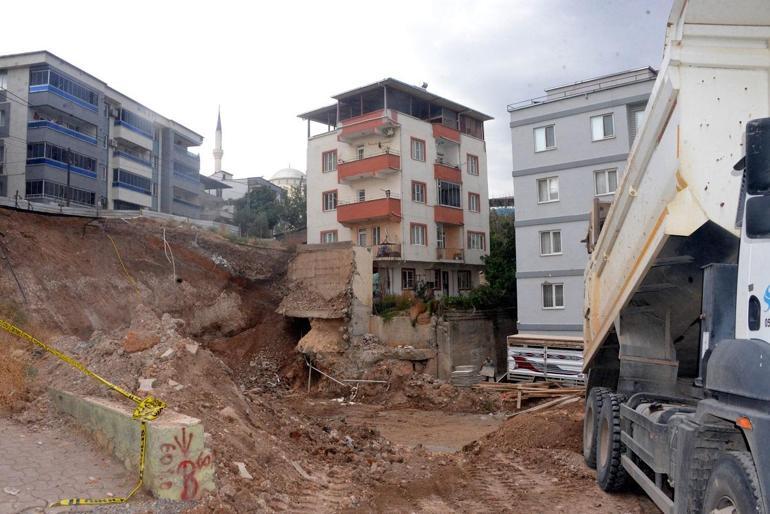Kahramanmaraş’ta temel kazısında toprak kaydı, 2 bina boşaltıldı