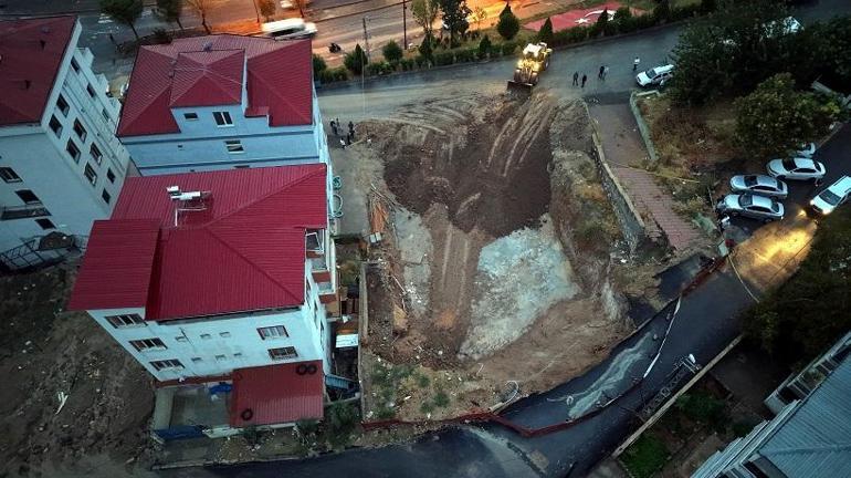 Kahramanmaraş’ta temel kazısında toprak kaydı, 2 bina boşaltıldı