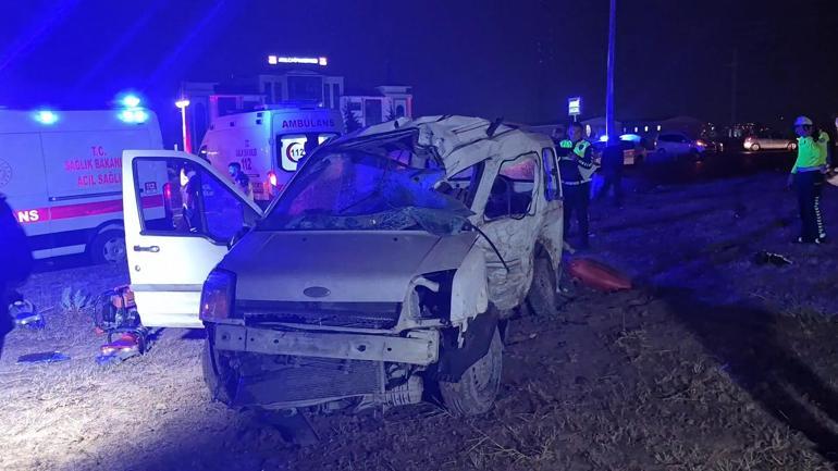 Otobüs ile çarpışan hafif ticari araçtaki karı-koca öldü; 3 yaralı