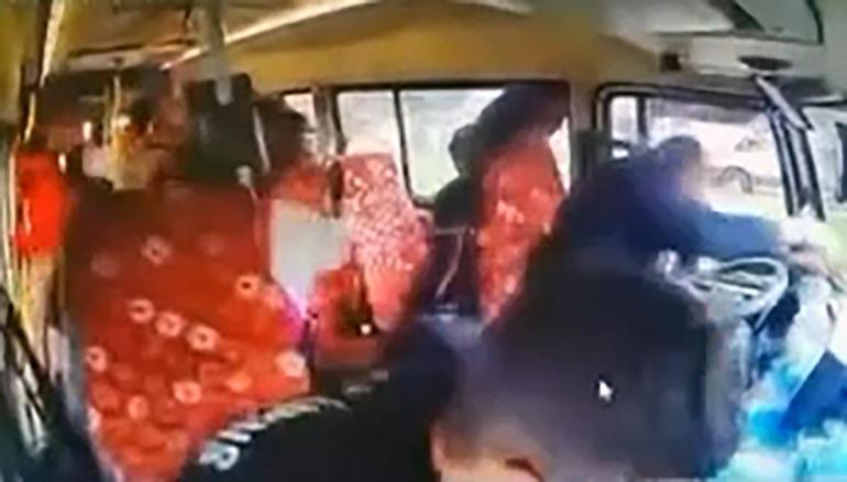Yolcularla konuşurken kaza yaptı