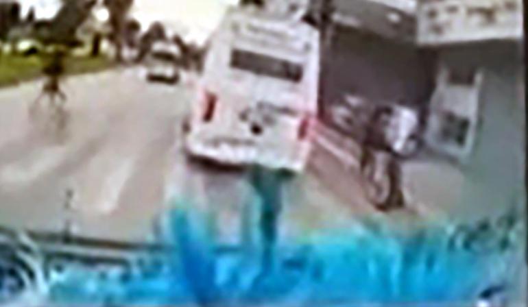 Yolcularla konuşurken kaza yaptı