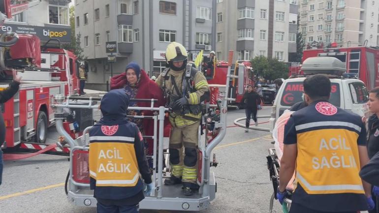 Kadıköyde 8 katlı binada yangın; mahsur kalan 14 kişi kurtarıldı