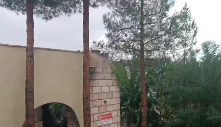 Diyarbakır’da kuvvetli rüzgarla caminin minaresi evin damına devrildi