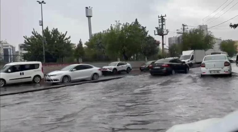 Diyarbakır’da kuvvetli rüzgarla caminin minaresi evin damına devrildi